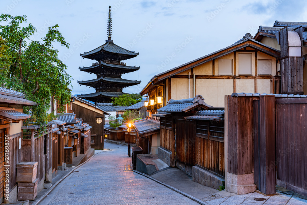 五重塔のある日本の街並み